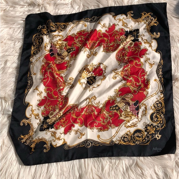 VINTAGE PATRICIA PARIS “REGAL SHEILD CREST” SCARF. Great Vintage Condition - Picture 1 of 3